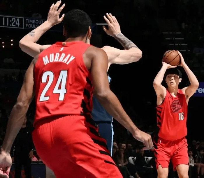 正负值+2！杨瀚森低开高走！下半场回暖攻守吊打伊迪，多方位进步